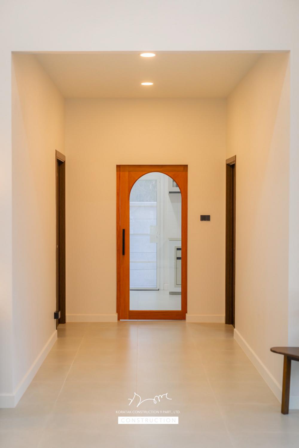 บ้านหลังนี้เริ่มจากโจทย์สำคัญ ที่ดินหน้าแคบ ขนาด 𝟐 ห้องนอน 𝟐 ห้องน้ำ 𝟏 ห้องนั่งเล่น-รับประทานอาหาร 𝟏 ห้องแต่งตัว 𝟏 ห้องครัว 𝟏 ห้องเก็บของ 𝟐ที่จอดรถ รูปที่ 32