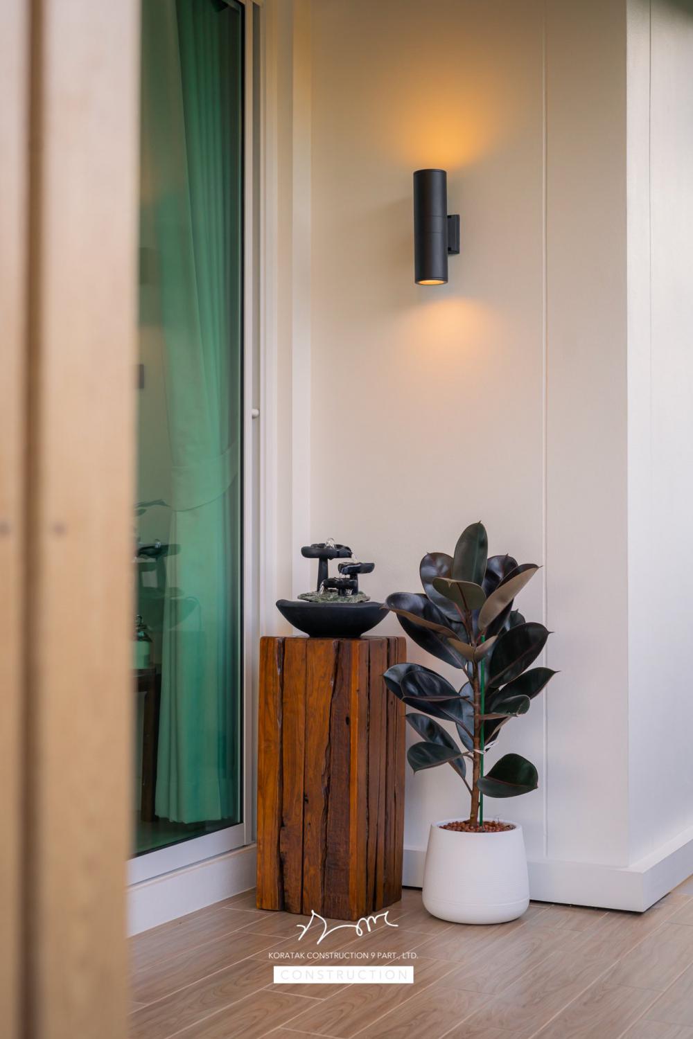 บ้านหลังนี้เริ่มจากโจทย์สำคัญ ที่ดินหน้าแคบ ขนาด 𝟐 ห้องนอน 𝟐 ห้องน้ำ 𝟏 ห้องนั่งเล่น-รับประทานอาหาร 𝟏 ห้องแต่งตัว 𝟏 ห้องครัว 𝟏 ห้องเก็บของ 𝟐ที่จอดรถ รูปที่ 33