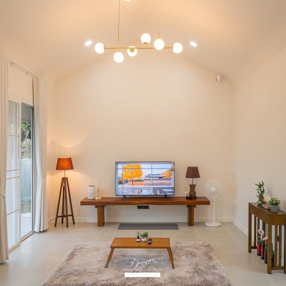 บ้านหลังนี้เริ่มจากโจทย์สำคัญ ที่ดินหน้าแคบ ขนาด 𝟐 ห้องนอน 𝟐 ห้องน้ำ 𝟏 ห้องนั่งเล่น-รับประทานอาหาร 𝟏 ห้องแต่งตัว 𝟏 ห้องครัว 𝟏 ห้องเก็บของ 𝟐ที่จอดรถ รูปที่ 34