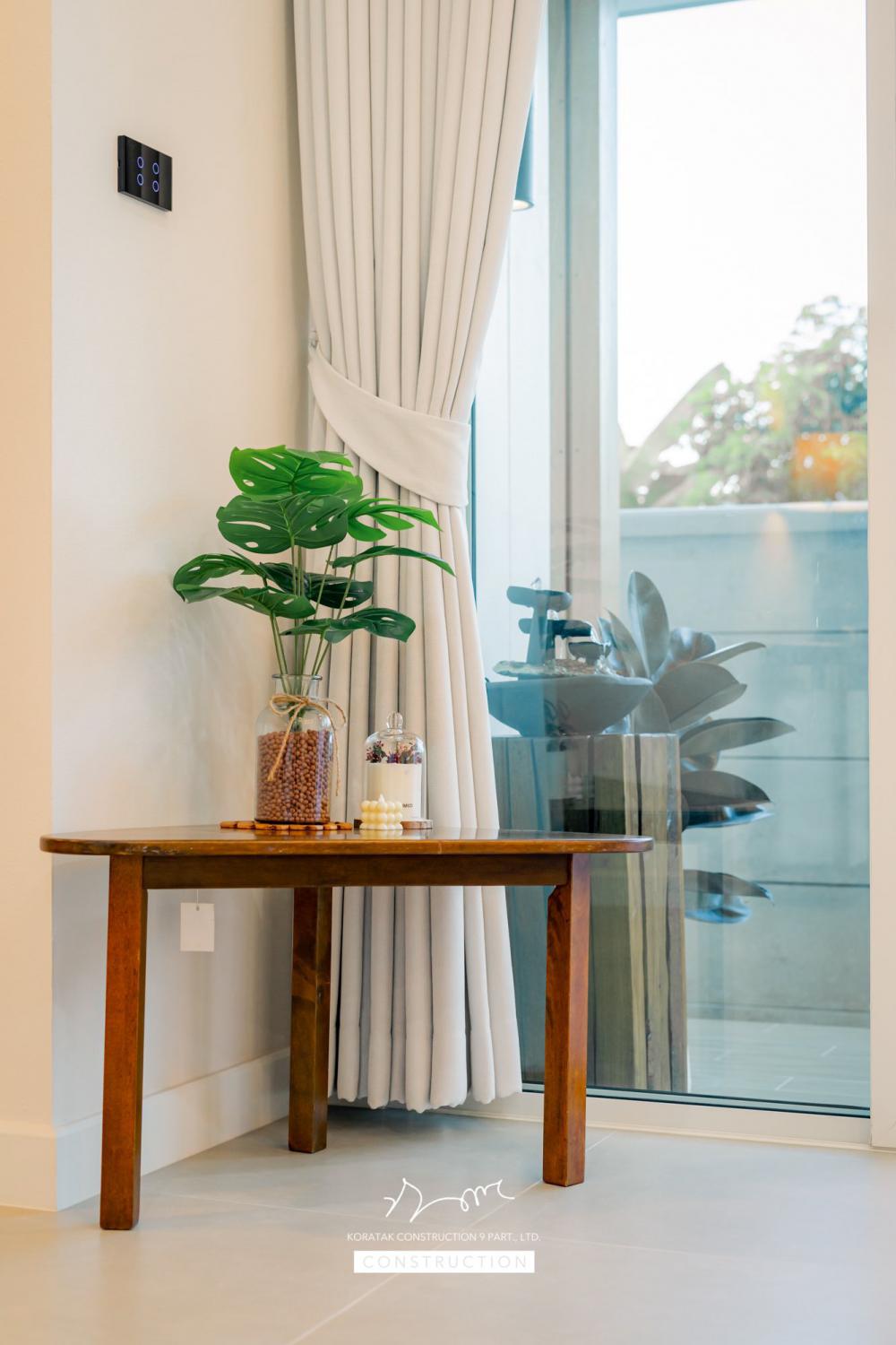 บ้านหลังนี้เริ่มจากโจทย์สำคัญ ที่ดินหน้าแคบ ขนาด 𝟐 ห้องนอน 𝟐 ห้องน้ำ 𝟏 ห้องนั่งเล่น-รับประทานอาหาร 𝟏 ห้องแต่งตัว 𝟏 ห้องครัว 𝟏 ห้องเก็บของ 𝟐ที่จอดรถ รูปที่ 35