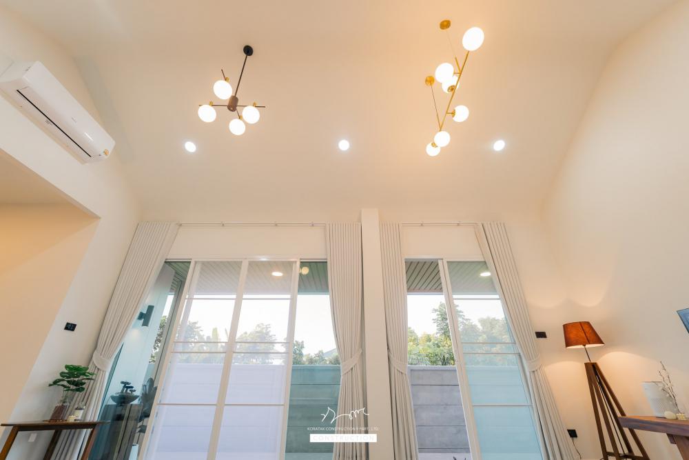 บ้านหลังนี้เริ่มจากโจทย์สำคัญ ที่ดินหน้าแคบ ขนาด 𝟐 ห้องนอน 𝟐 ห้องน้ำ 𝟏 ห้องนั่งเล่น-รับประทานอาหาร 𝟏 ห้องแต่งตัว 𝟏 ห้องครัว 𝟏 ห้องเก็บของ 𝟐ที่จอดรถ รูปที่ 36