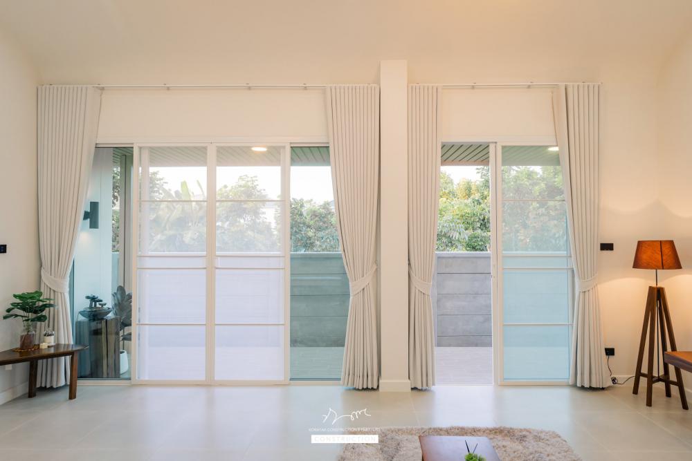 บ้านหลังนี้เริ่มจากโจทย์สำคัญ ที่ดินหน้าแคบ ขนาด 𝟐 ห้องนอน 𝟐 ห้องน้ำ 𝟏 ห้องนั่งเล่น-รับประทานอาหาร 𝟏 ห้องแต่งตัว 𝟏 ห้องครัว 𝟏 ห้องเก็บของ 𝟐ที่จอดรถ รูปที่ 37