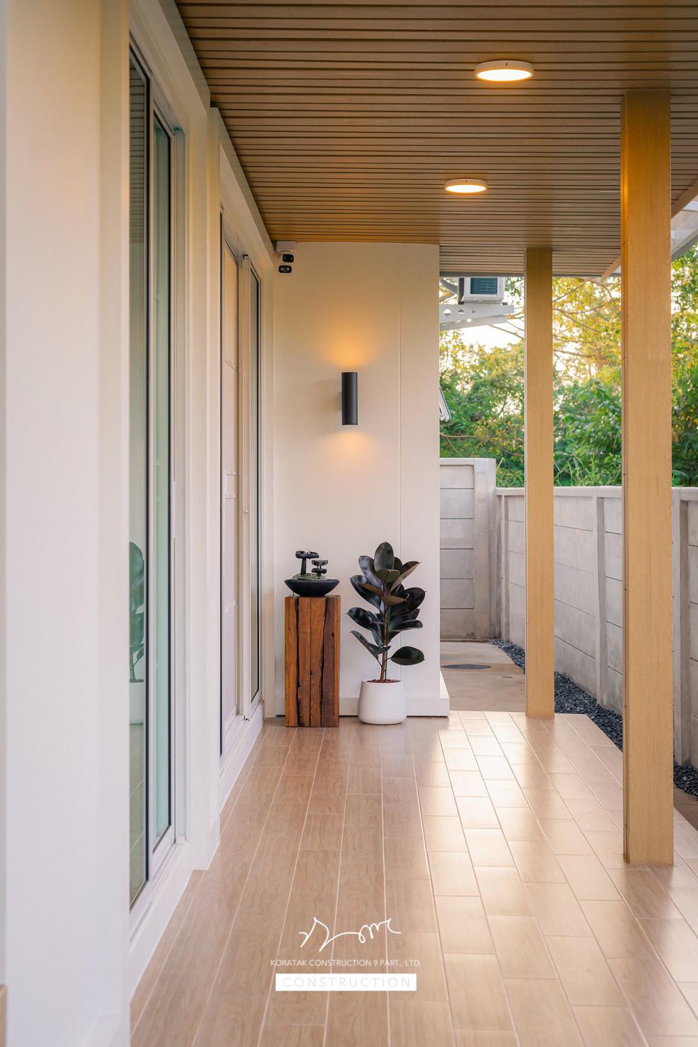 บ้านหลังนี้เริ่มจากโจทย์สำคัญ ที่ดินหน้าแคบ ขนาด 𝟐 ห้องนอน 𝟐 ห้องน้ำ 𝟏 ห้องนั่งเล่น-รับประทานอาหาร 𝟏 ห้องแต่งตัว 𝟏 ห้องครัว 𝟏 ห้องเก็บของ 𝟐ที่จอดรถ รูปที่ 38