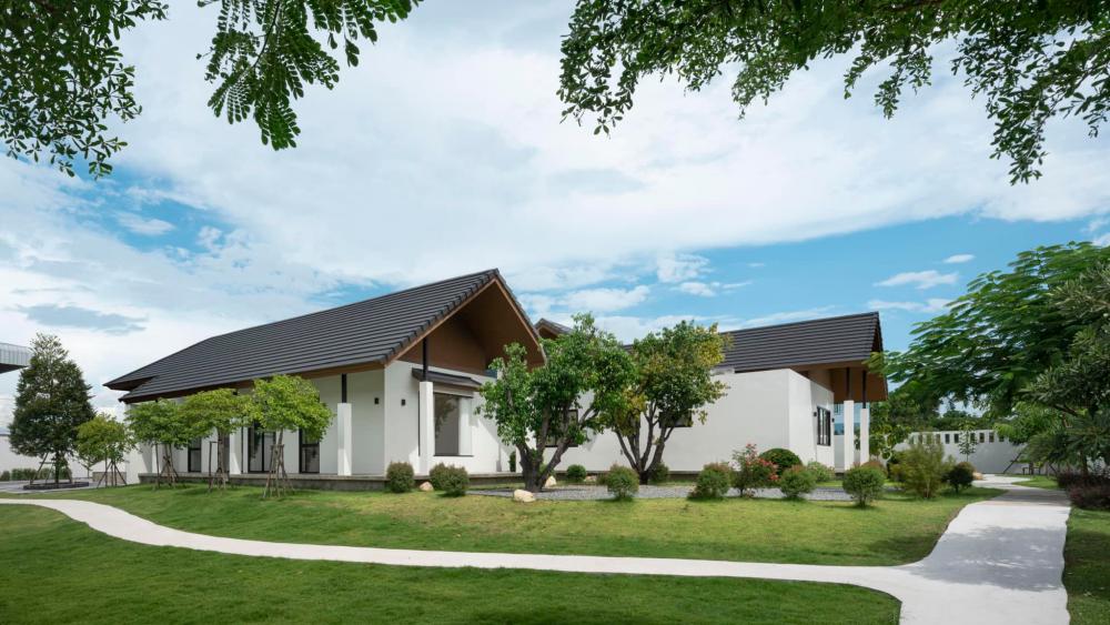 บ้านอยู่เย็นเป็นสุข ออกแบบได้อย่างลงตัว สะอาดสบายตาทั้งภายในภายนอกและสวนของบ้าน รูปที่ 2