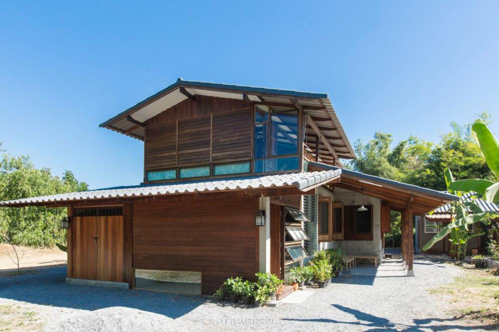 บ้านสวนครึ่งปูนครึ่งไม้ที่ออกแบบโดยสถาปนิกเจ้าของบ้านเพื่อตอบโจทย์วิถีชีวิตเกษตรกรรมและการพักผ่อนที่เรียบง่าย