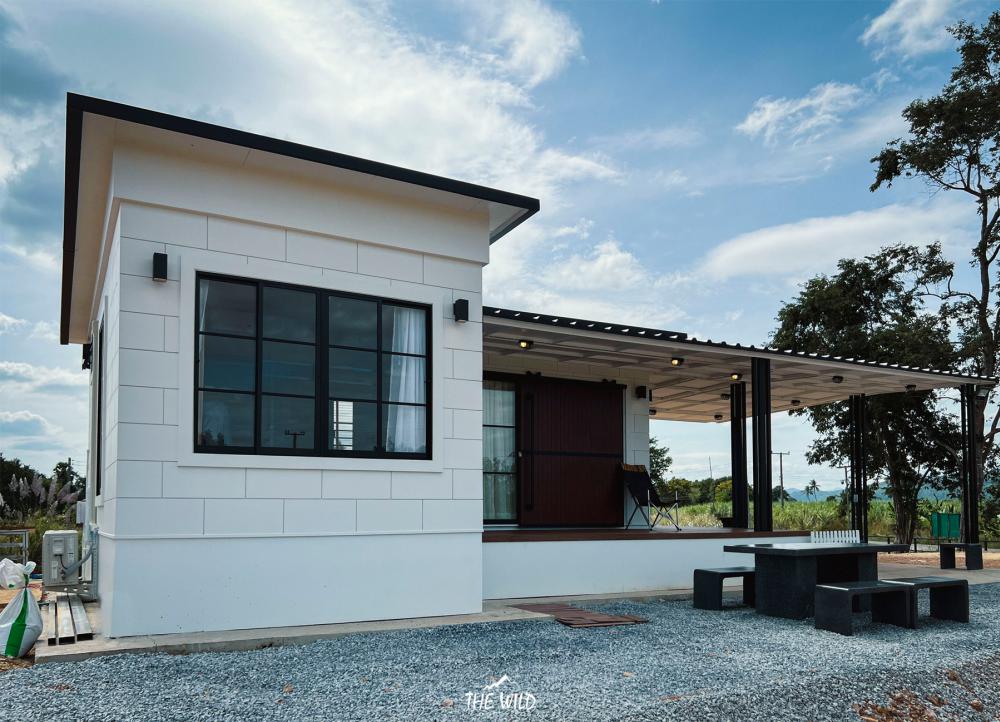 บ้านโมเดิร์นทรงกล่องโทนขาวละมุน แต่งน่ารักลงตัว