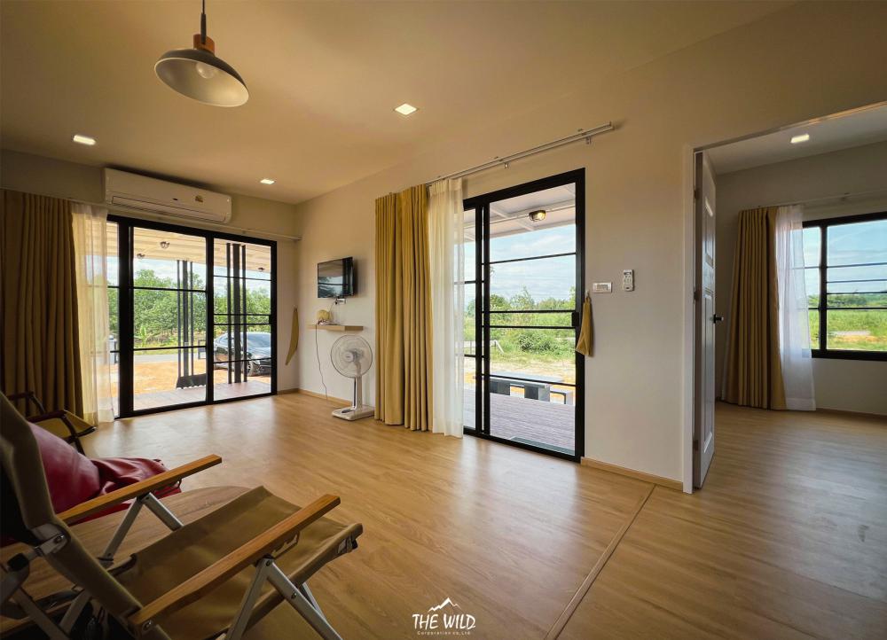 บ้านโมเดิร์นทรงกล่องโทนขาวละมุน แต่งน่ารักลงตัว รูปที่ 14