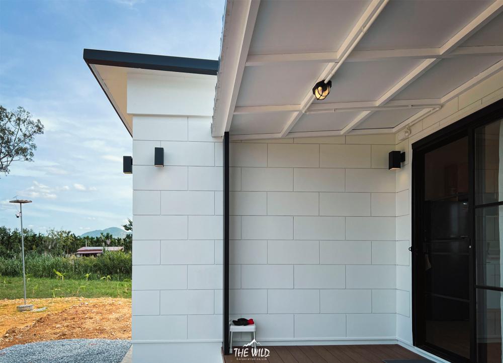 บ้านโมเดิร์นทรงกล่องโทนขาวละมุน แต่งน่ารักลงตัว รูปที่ 15