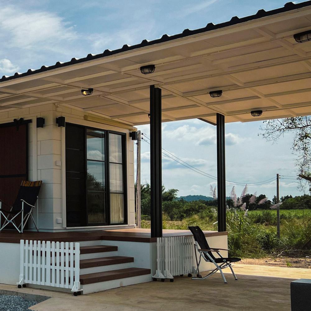 บ้านโมเดิร์นทรงกล่องโทนขาวละมุน แต่งน่ารักลงตัว รูปที่ 16