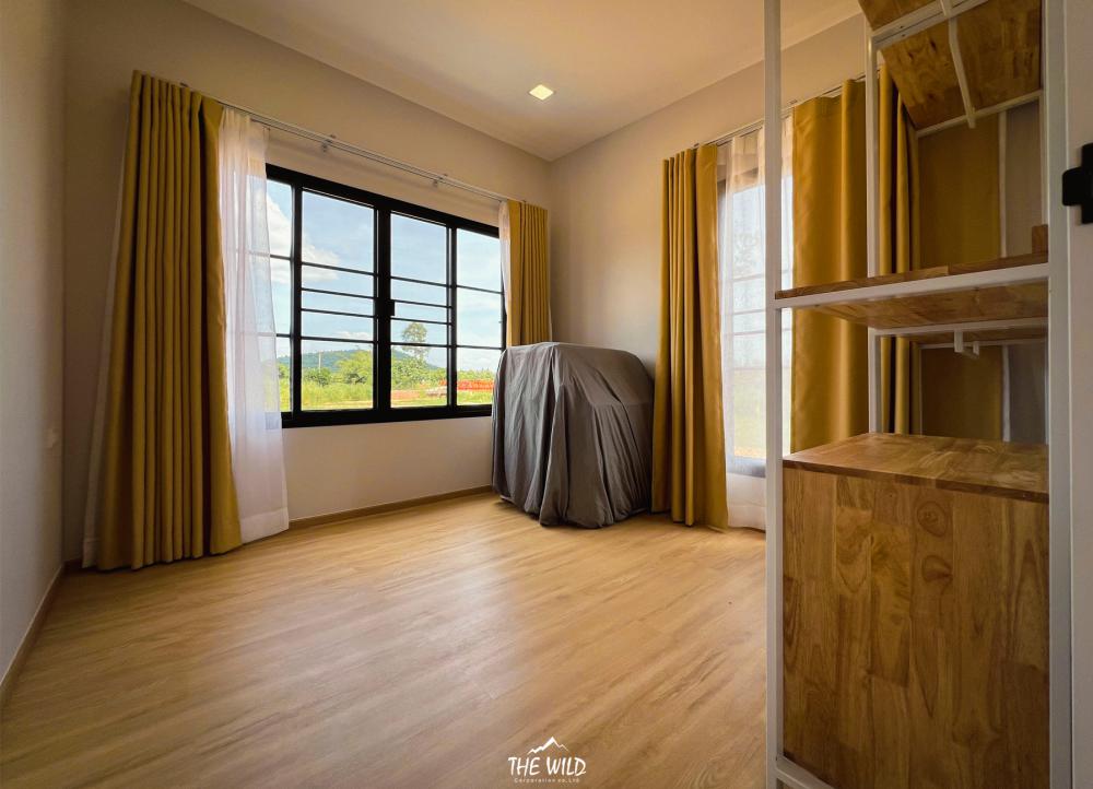 บ้านโมเดิร์นทรงกล่องโทนขาวละมุน แต่งน่ารักลงตัว รูปที่ 19