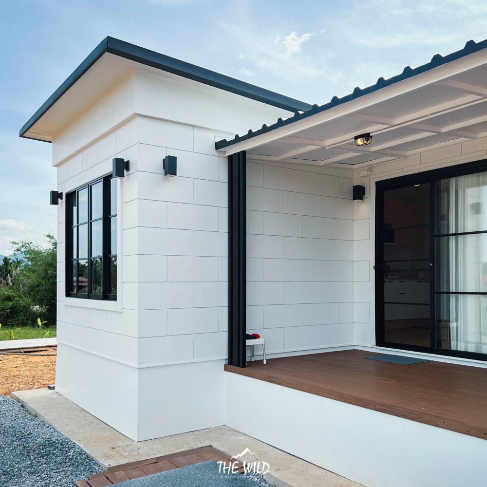 บ้านโมเดิร์นทรงกล่องโทนขาวละมุน แต่งน่ารักลงตัว รูปที่ 2