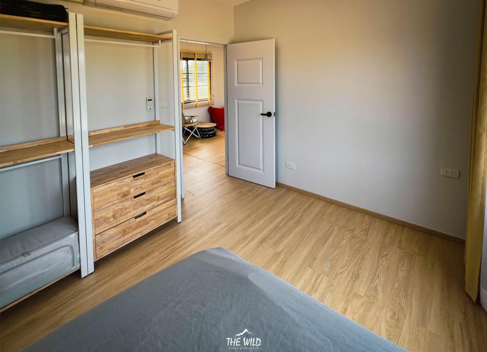 บ้านโมเดิร์นทรงกล่องโทนขาวละมุน แต่งน่ารักลงตัว รูปที่ 21