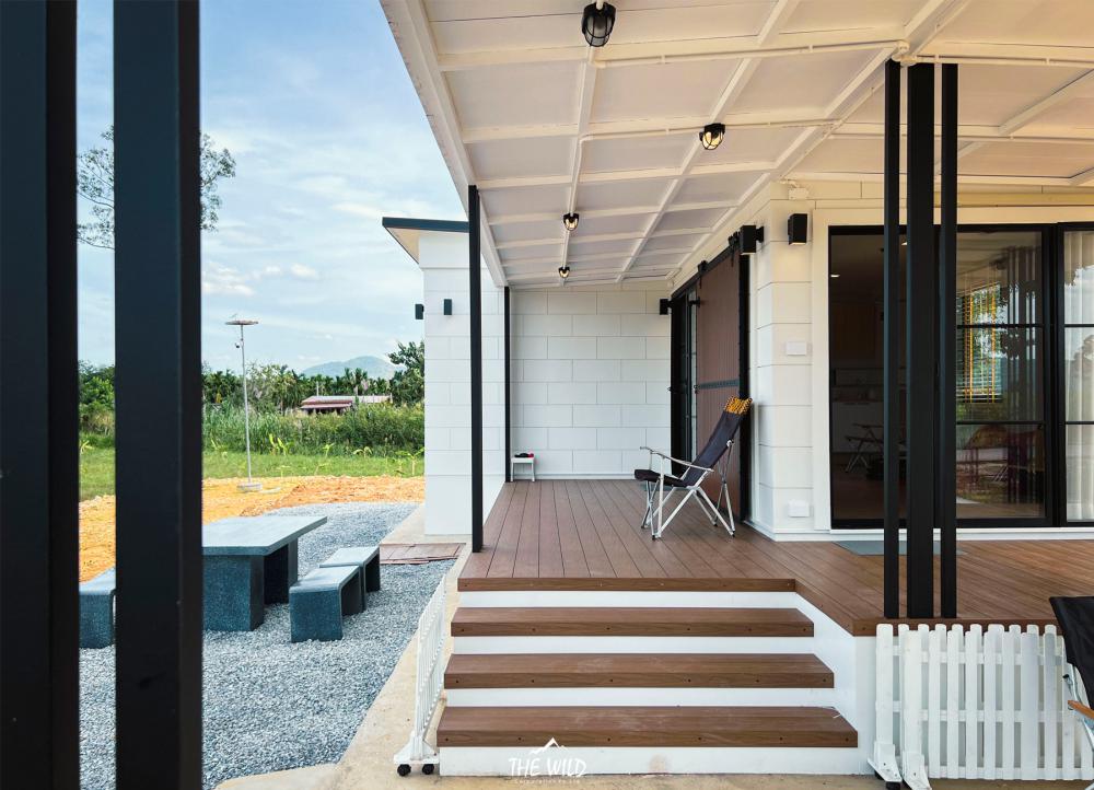 บ้านโมเดิร์นทรงกล่องโทนขาวละมุน แต่งน่ารักลงตัว รูปที่ 24