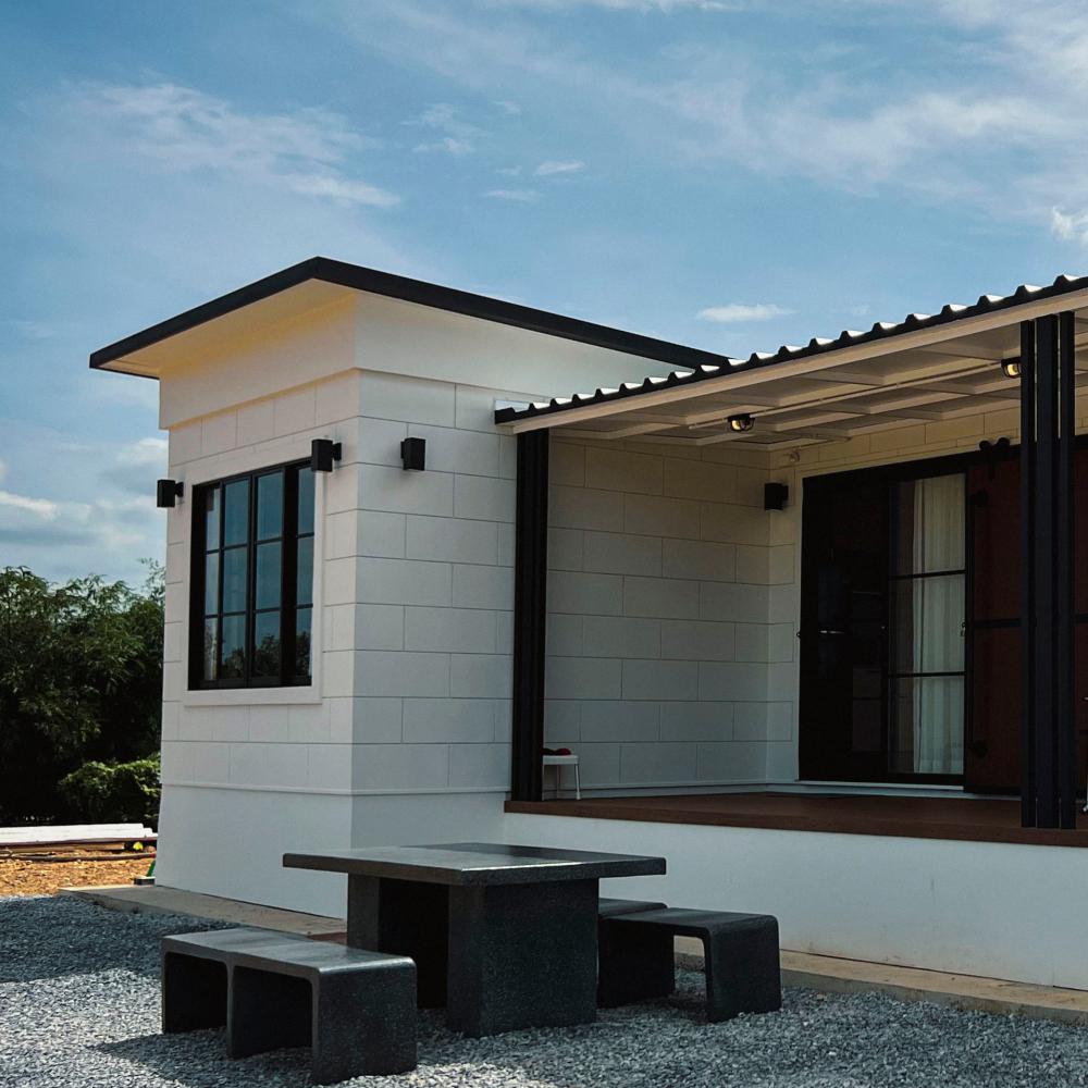 บ้านโมเดิร์นทรงกล่องโทนขาวละมุน แต่งน่ารักลงตัว รูปที่ 3