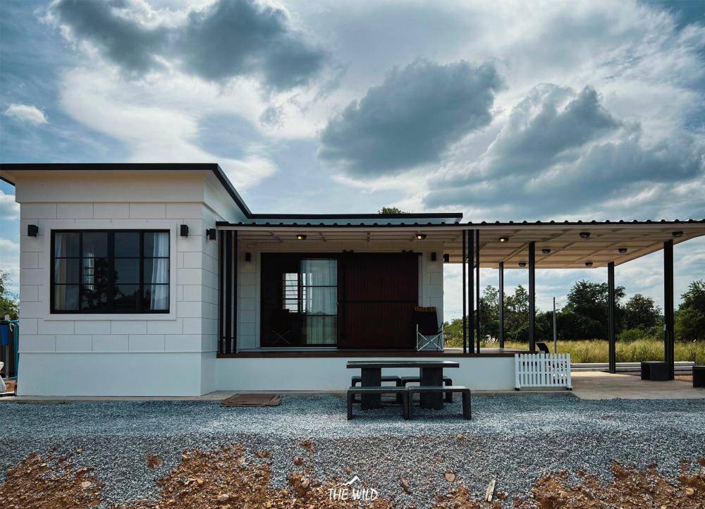 บ้านโมเดิร์นทรงกล่องโทนขาวละมุน แต่งน่ารักลงตัว รูปที่ 4