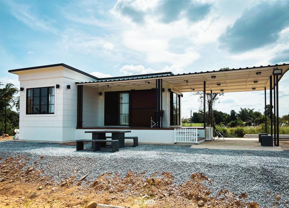 บ้านโมเดิร์นทรงกล่องโทนขาวละมุน แต่งน่ารักลงตัว รูปที่ 5