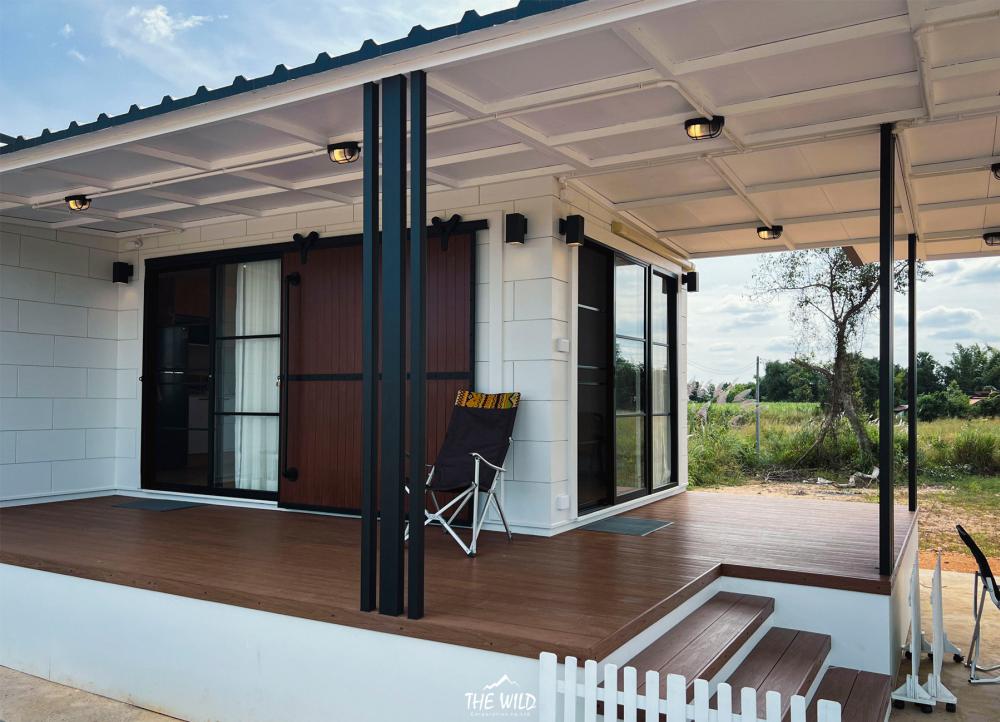 บ้านโมเดิร์นทรงกล่องโทนขาวละมุน แต่งน่ารักลงตัว รูปที่ 8