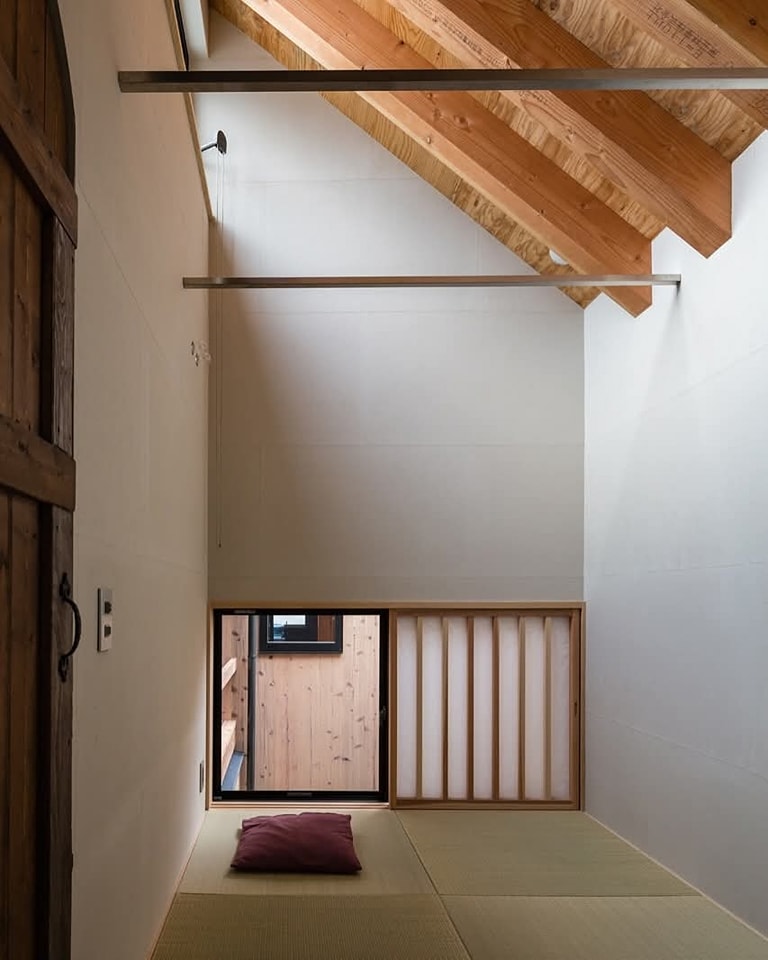 ไอเดียบ้านสวยน่ารักแบบญี่ปุ่น มีทางเดินเชื่อมชั้นบนเดินหากัน รูปที่ 13