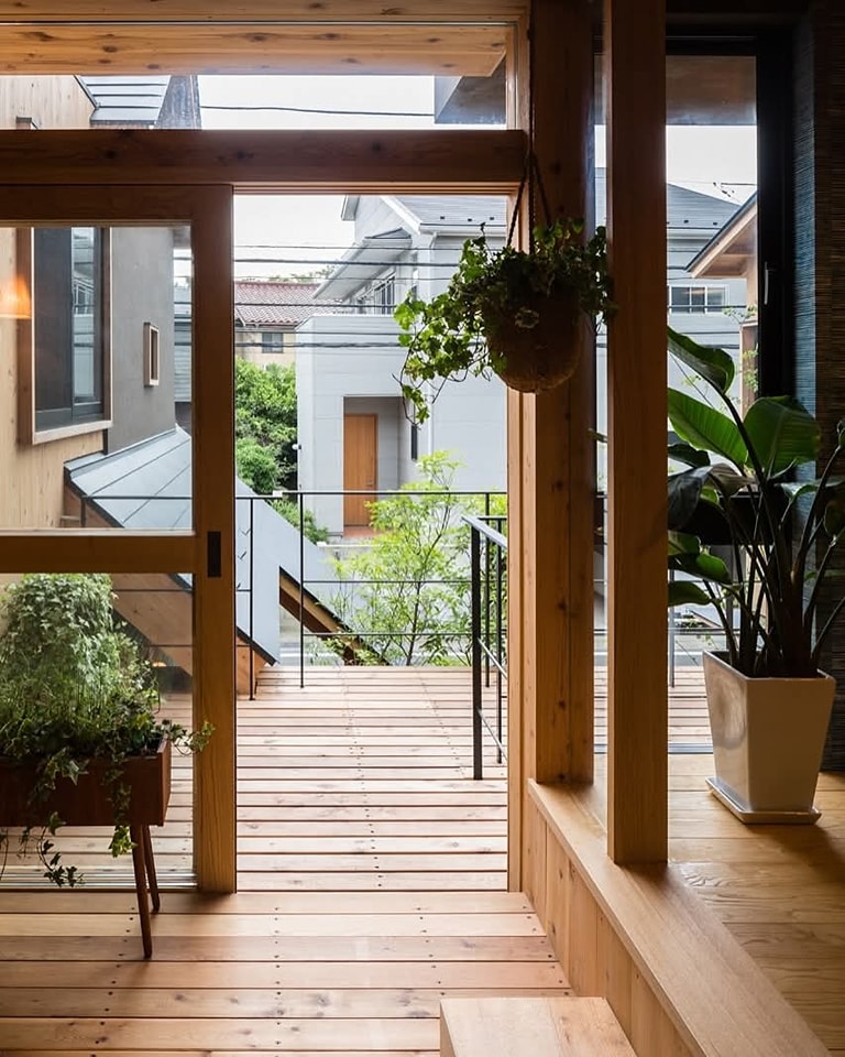 ไอเดียบ้านสวยน่ารักแบบญี่ปุ่น มีทางเดินเชื่อมชั้นบนเดินหากัน รูปที่ 14