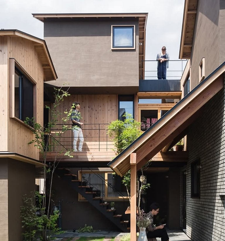 ไอเดียบ้านสวยน่ารักแบบญี่ปุ่น มีทางเดินเชื่อมชั้นบนเดินหากัน รูปที่ 2