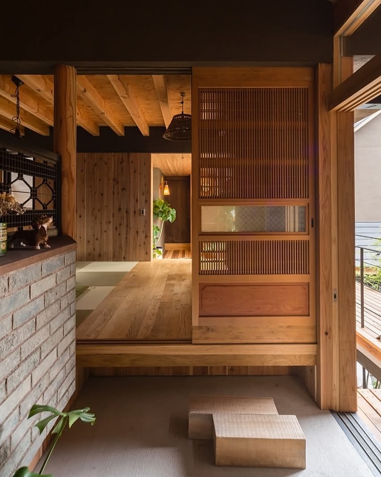 ไอเดียบ้านสวยน่ารักแบบญี่ปุ่น มีทางเดินเชื่อมชั้นบนเดินหากัน รูปที่ 9