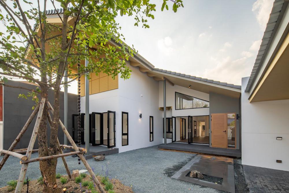 บ้านชั้นเดียว ออกแบบทันสมัย ตกแต่งภายในและภายนอกได้ลงตัว รูปที่ 2