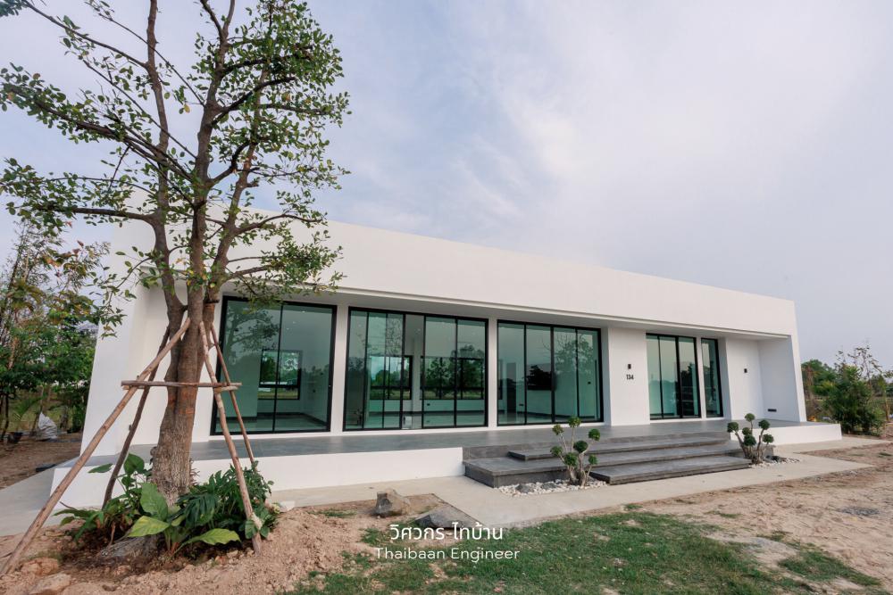 บ้านสไตล์โมเดิร์น ดีไซน์เส้นสายแนวนอนยาว 3 ห้องนอน 2 ห้องน้ำ 1 โถงรับแขก