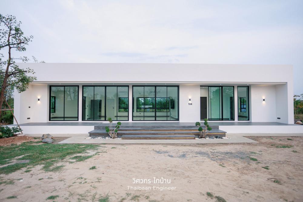 บ้านสไตล์โมเดิร์น ดีไซน์เส้นสายแนวนอนยาว 3 ห้องนอน 2 ห้องน้ำ 1 โถงรับแขก รูปที่ 2