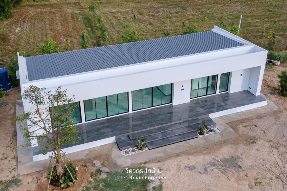 บ้านสไตล์โมเดิร์น ดีไซน์เส้นสายแนวนอนยาว 3 ห้องนอน 2 ห้องน้ำ 1 โถงรับแขก รูปที่ 3