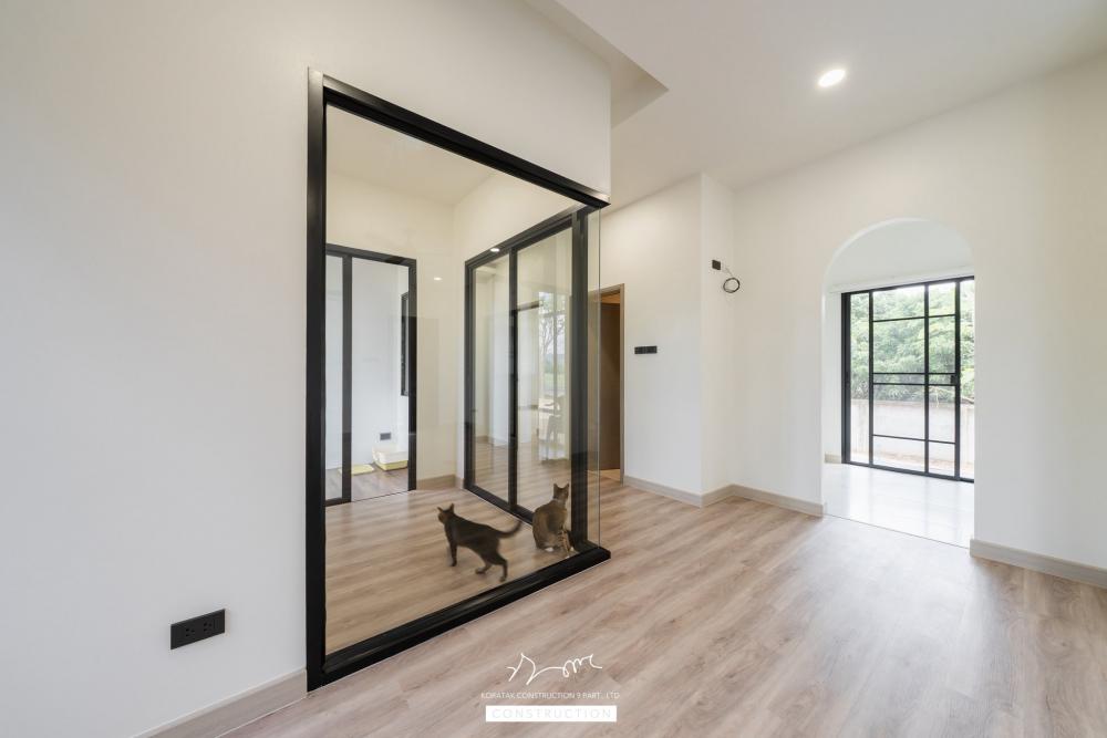 บ้าน 𝐏𝐞𝐭-𝐟𝐫𝐢𝐞𝐧𝐝𝐥𝐲 𝐋𝐢𝐯𝐢𝐧𝐠 ถูกออกแบบเพื่อรองรับการอยู่อาศัยร่วมกันระหว่างคนและสัตว์เลี้ยงอย่างลงตัว ภายในมี ห้องแมว รูปที่ 17