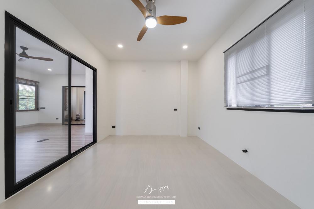 บ้าน 𝐏𝐞𝐭-𝐟𝐫𝐢𝐞𝐧𝐝𝐥𝐲 𝐋𝐢𝐯𝐢𝐧𝐠 ถูกออกแบบเพื่อรองรับการอยู่อาศัยร่วมกันระหว่างคนและสัตว์เลี้ยงอย่างลงตัว ภายในมี ห้องแมว รูปที่ 21