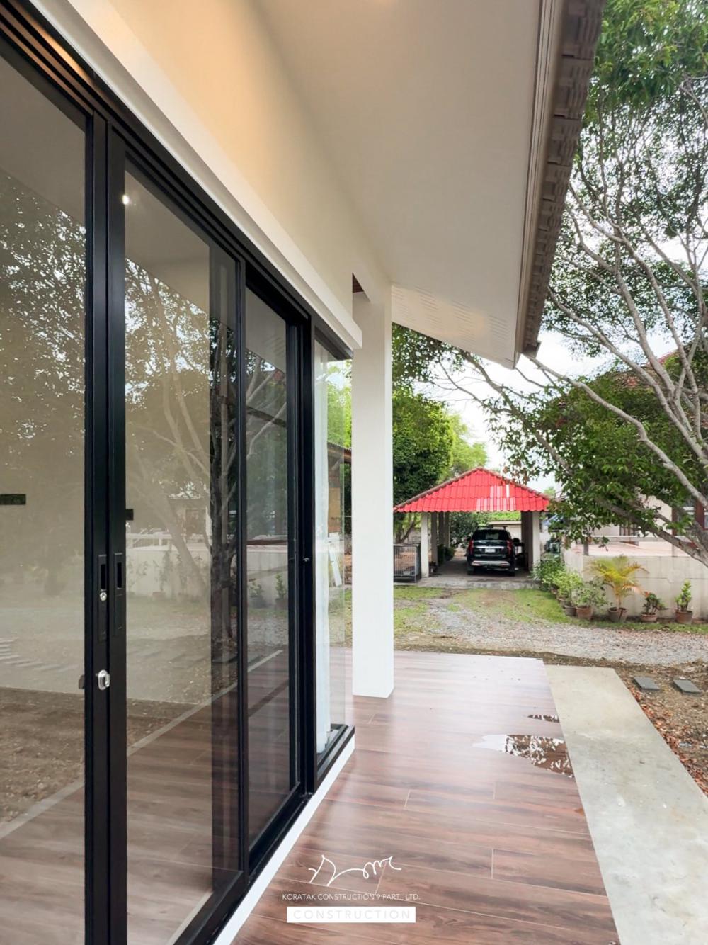 บ้าน 𝐏𝐞𝐭-𝐟𝐫𝐢𝐞𝐧𝐝𝐥𝐲 𝐋𝐢𝐯𝐢𝐧𝐠 ถูกออกแบบเพื่อรองรับการอยู่อาศัยร่วมกันระหว่างคนและสัตว์เลี้ยงอย่างลงตัว ภายในมี ห้องแมว รูปที่ 24