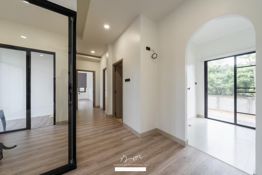 บ้าน 𝐏𝐞𝐭-𝐟𝐫𝐢𝐞𝐧𝐝𝐥𝐲 𝐋𝐢𝐯𝐢𝐧𝐠 ถูกออกแบบเพื่อรองรับการอยู่อาศัยร่วมกันระหว่างคนและสัตว์เลี้ยงอย่างลงตัว ภายในมี ห้องแมว รูปที่ 41