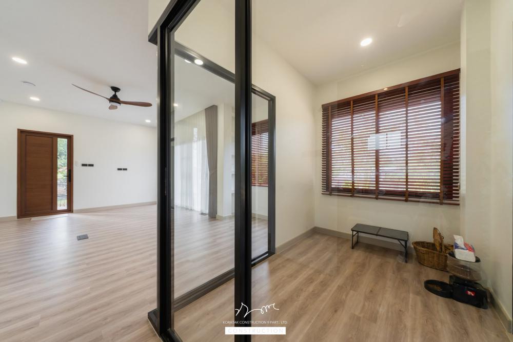 บ้าน 𝐏𝐞𝐭-𝐟𝐫𝐢𝐞𝐧𝐝𝐥𝐲 𝐋𝐢𝐯𝐢𝐧𝐠 ถูกออกแบบเพื่อรองรับการอยู่อาศัยร่วมกันระหว่างคนและสัตว์เลี้ยงอย่างลงตัว ภายในมี ห้องแมว รูปที่ 42