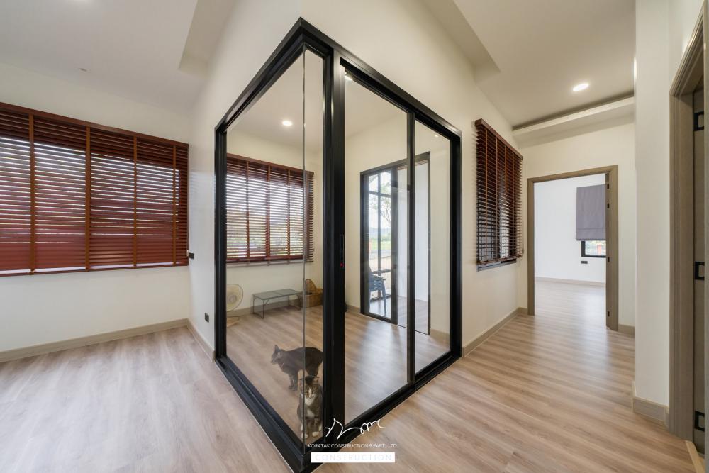 บ้าน 𝐏𝐞𝐭-𝐟𝐫𝐢𝐞𝐧𝐝𝐥𝐲 𝐋𝐢𝐯𝐢𝐧𝐠 ถูกออกแบบเพื่อรองรับการอยู่อาศัยร่วมกันระหว่างคนและสัตว์เลี้ยงอย่างลงตัว ภายในมี ห้องแมว รูปที่ 43