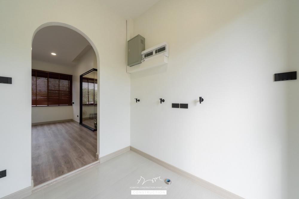 บ้าน 𝐏𝐞𝐭-𝐟𝐫𝐢𝐞𝐧𝐝𝐥𝐲 𝐋𝐢𝐯𝐢𝐧𝐠 ถูกออกแบบเพื่อรองรับการอยู่อาศัยร่วมกันระหว่างคนและสัตว์เลี้ยงอย่างลงตัว ภายในมี ห้องแมว รูปที่ 44