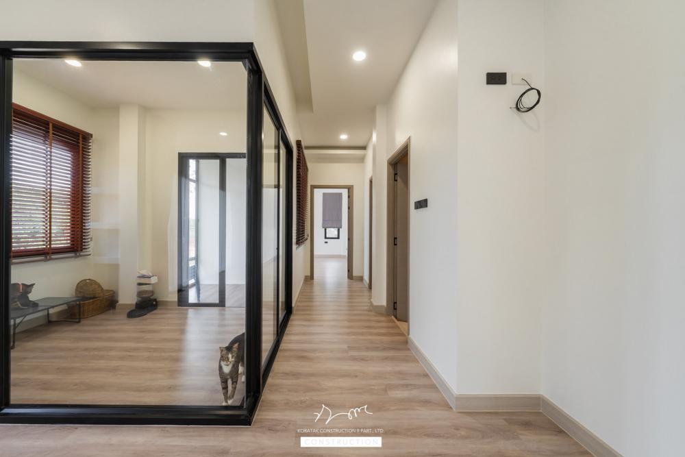บ้าน 𝐏𝐞𝐭-𝐟𝐫𝐢𝐞𝐧𝐝𝐥𝐲 𝐋𝐢𝐯𝐢𝐧𝐠 ถูกออกแบบเพื่อรองรับการอยู่อาศัยร่วมกันระหว่างคนและสัตว์เลี้ยงอย่างลงตัว ภายในมี ห้องแมว รูปที่ 37
