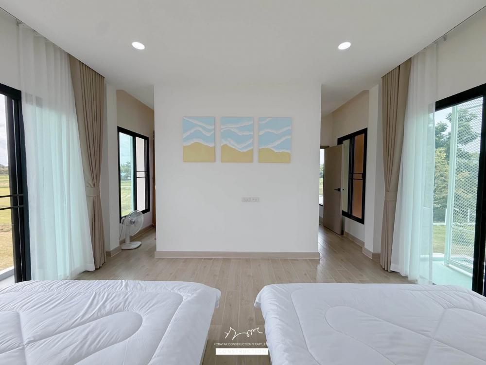 บ้านสไตล์ 𝐌𝐨𝐝𝐞𝐫𝐧 ที่ผสมผสานความเรียบง่ายเข้ากับความอบอุ่นอย่างลงตัว ขนาด 4 ห้องนอน 4 ห้องน้ำ รูปที่ 17