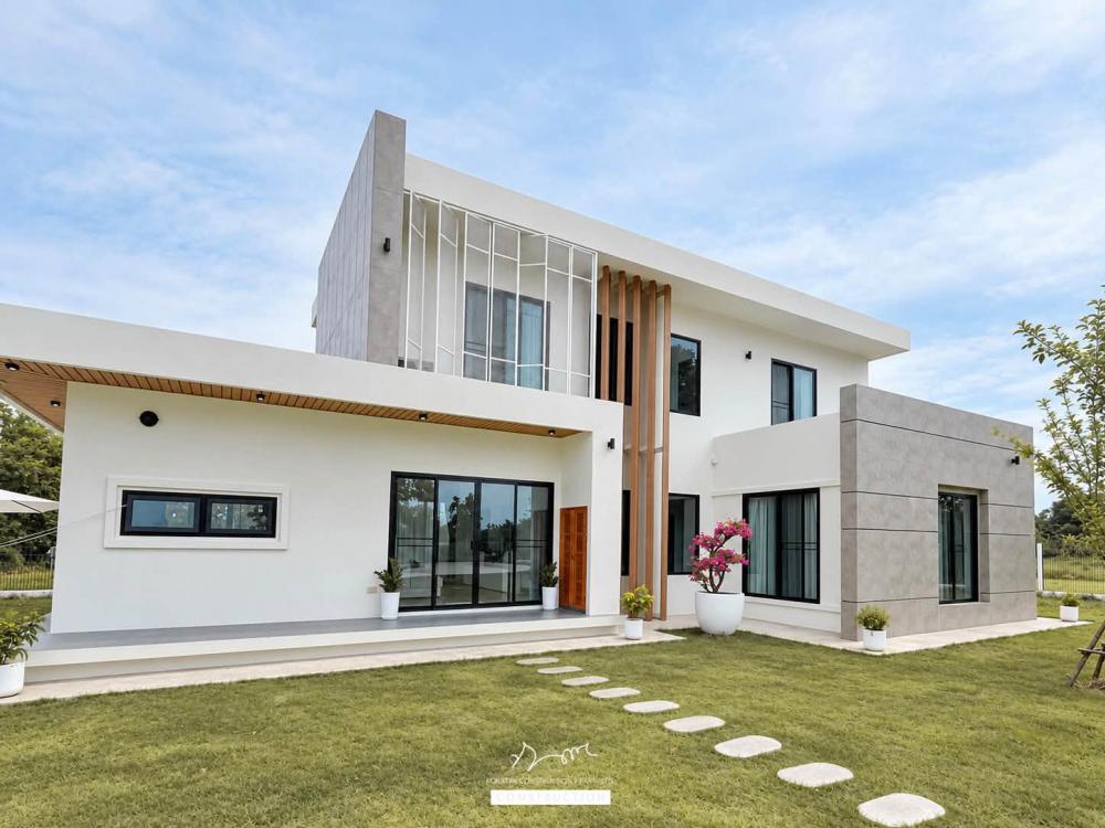 บ้านสไตล์ 𝐌𝐨𝐝𝐞𝐫𝐧 ที่ผสมผสานความเรียบง่ายเข้ากับความอบอุ่นอย่างลงตัว ขนาด 4 ห้องนอน 4 ห้องน้ำ รูปที่ 2