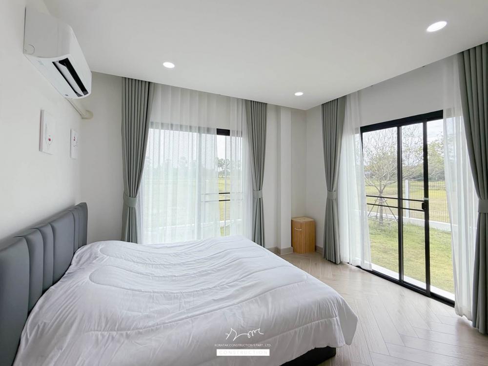 บ้านสไตล์ 𝐌𝐨𝐝𝐞𝐫𝐧 ที่ผสมผสานความเรียบง่ายเข้ากับความอบอุ่นอย่างลงตัว ขนาด 4 ห้องนอน 4 ห้องน้ำ รูปที่ 23
