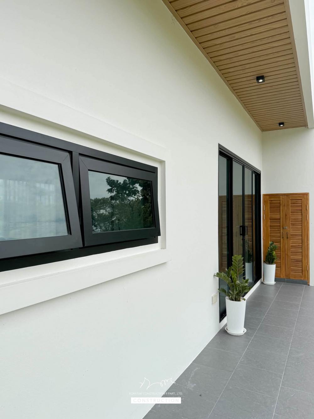 บ้านสไตล์ 𝐌𝐨𝐝𝐞𝐫𝐧 ที่ผสมผสานความเรียบง่ายเข้ากับความอบอุ่นอย่างลงตัว ขนาด 4 ห้องนอน 4 ห้องน้ำ รูปที่ 7